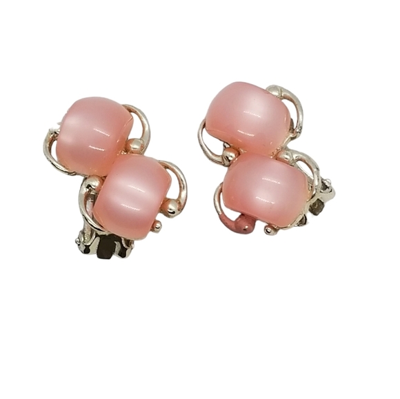 VINTAGE GOLDTONED & PINK MOONGLOW LUCITE CLIP ON EARRINGS - Picture 4 of 6
